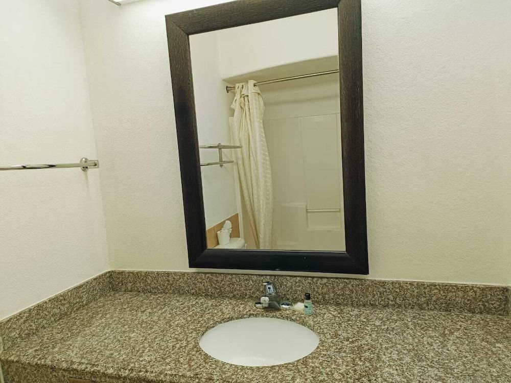 Capital O Deluxe Inn Channelview Houston I-10 King Bed Accessible with Kitchenette 5