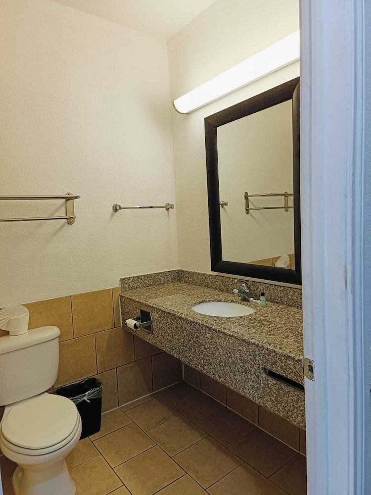Capital O Deluxe Inn Channelview Houston I-10 King Bed Accessible with Kitchenette 6