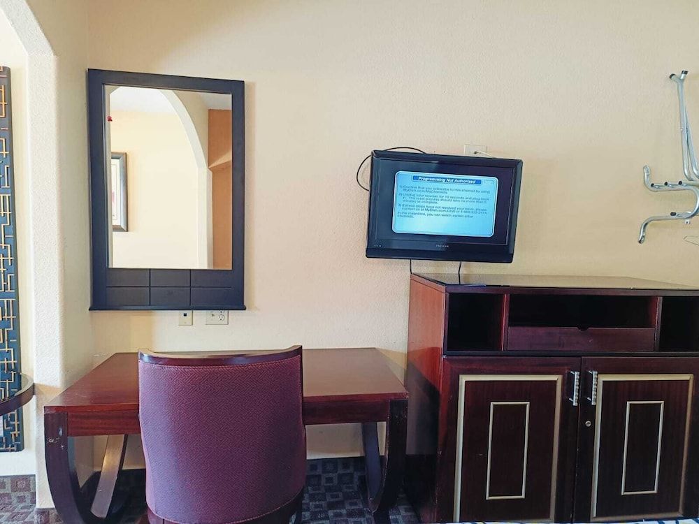 Capital O Deluxe Inn Channelview Houston I-10 King Bed Accessible with Kitchenette 9
