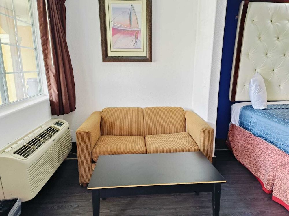 Capital O Deluxe Inn Channelview Houston I-10 King Bed Accessible with Kitchenette 8