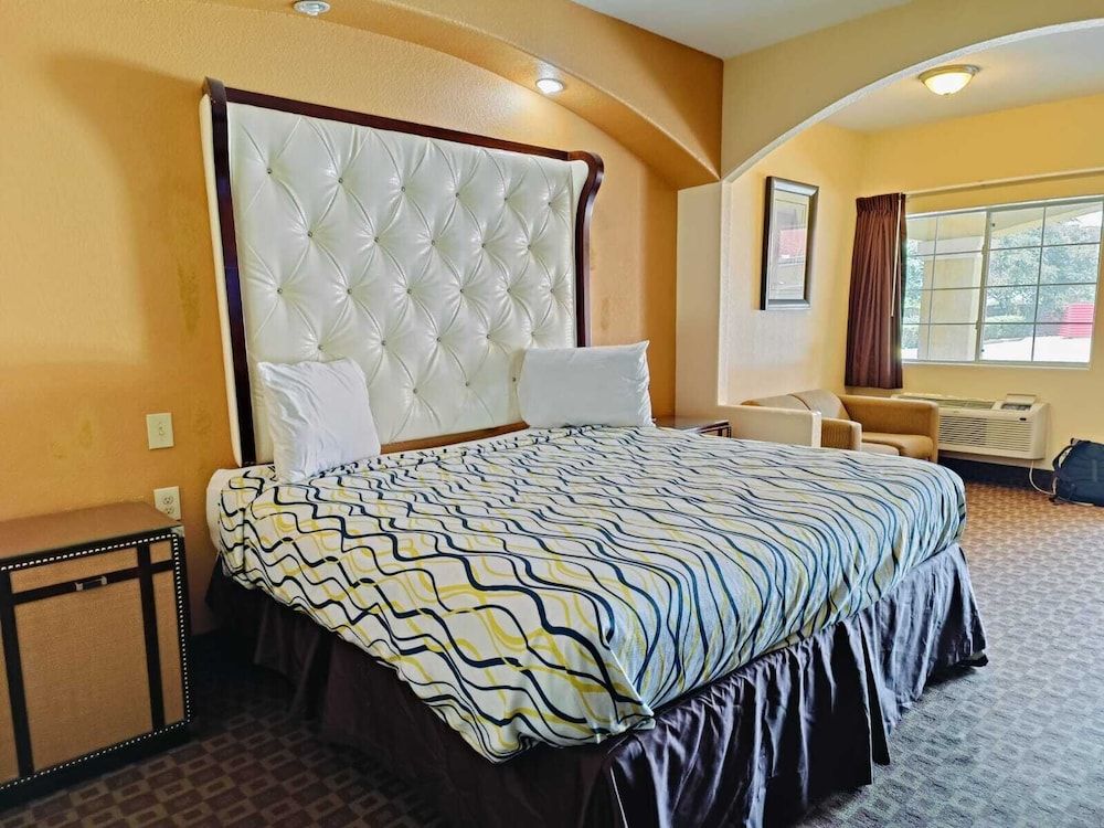 Capital O Deluxe Inn Channelview Houston I-10 King Bed Accessible with Kitchenette 3