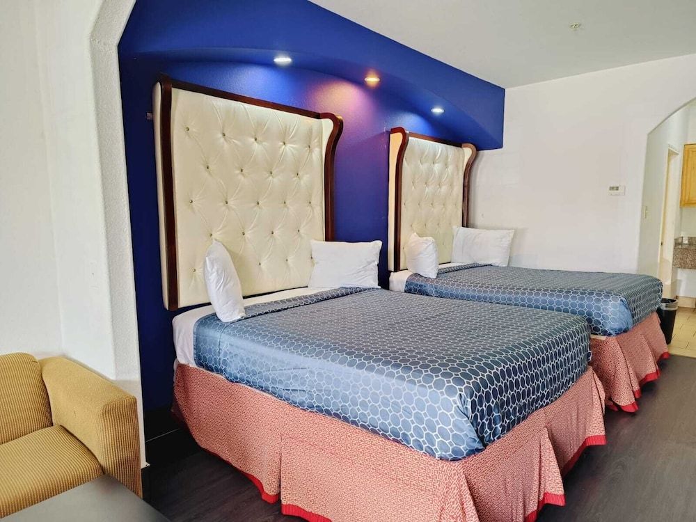 Capital O Deluxe Inn Channelview Houston I-10 2 Queen Beds Accessible with Kitchenette 2