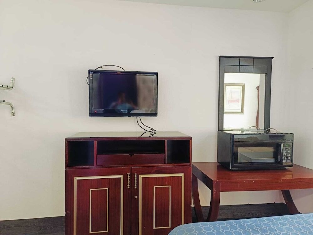 Capital O Deluxe Inn Channelview Houston I-10 King Bed Accessible with Kitchenette 10