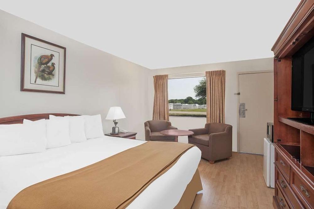 Courtyard Hotel & Event Center Room, 1 King Bed, Non Smoking 3