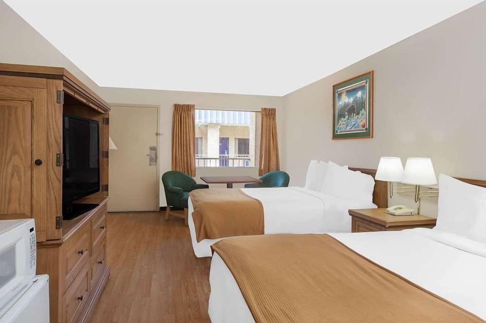 Courtyard Hotel & Event Center Room, 2 Double Beds, Non Smoking 3