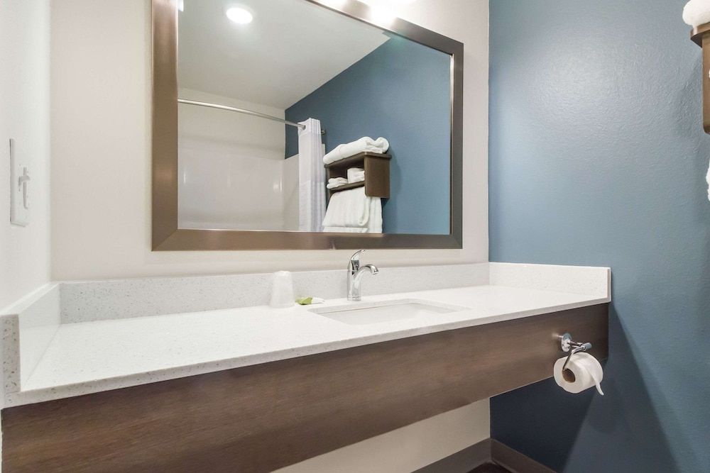 WoodSpring Suites Lake Jackson Standard Room, 1 King Bed, Non Smoking 7