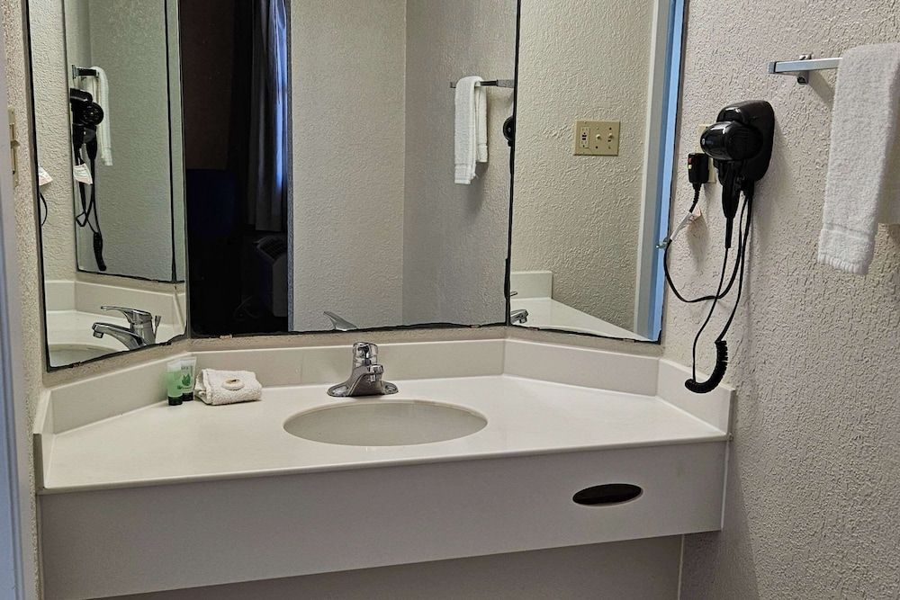 Quality Inn Nacogdoches Near University Standard Room, 1 King Bed, Non Smoking 2