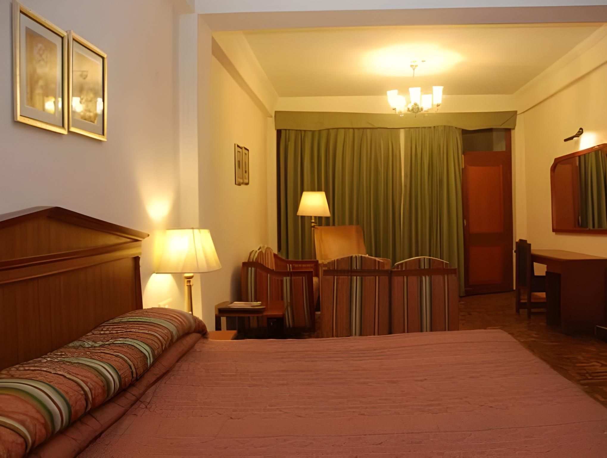 Classic The Mall Classic Suite (Lake Facing) 4