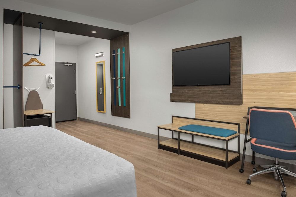 Room, 1 King Bed, Accessible (Mobility, Hearing, Roll-In Shower)