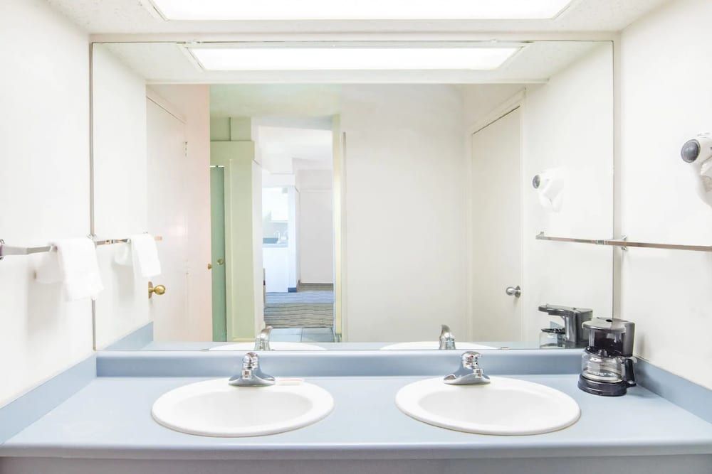 Republic Hotel of Ozona Basic Double Room 2