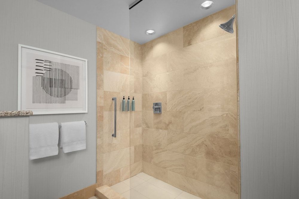 Courtyard by Marriott Cleveland University Circle Room, 1 King Bed with Sofa bed (Hearing Accessible) 4