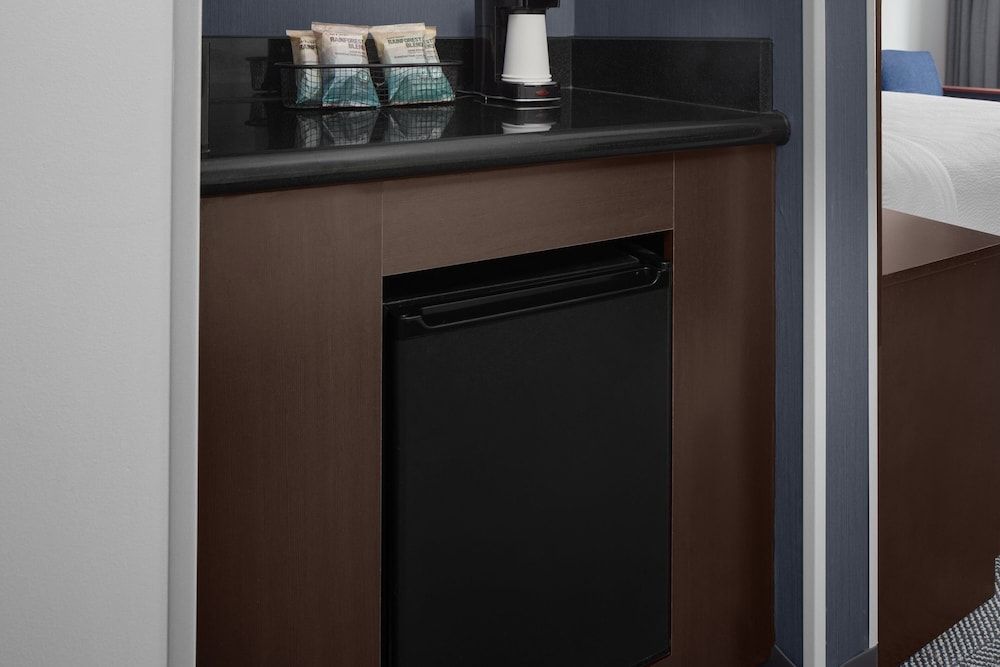 Courtyard by Marriott Cleveland University Circle Room, 1 King Bed with Sofa bed (Hearing Accessible) 5