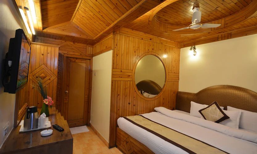 Deluxe Room (Lake View)