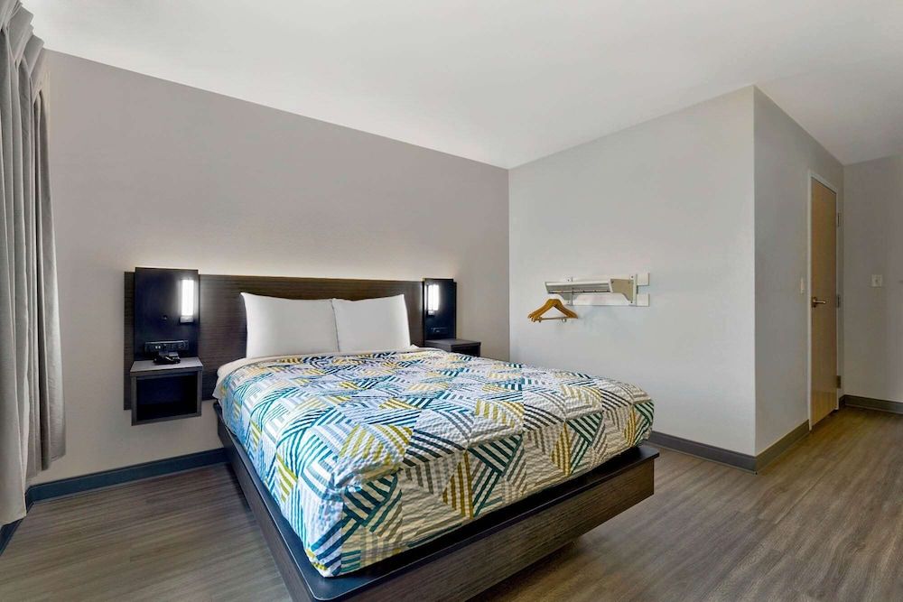 Motel 6 Marble Falls, TX Deluxe Room, 1 Queen Bed, Accessible, Non Smoking 3