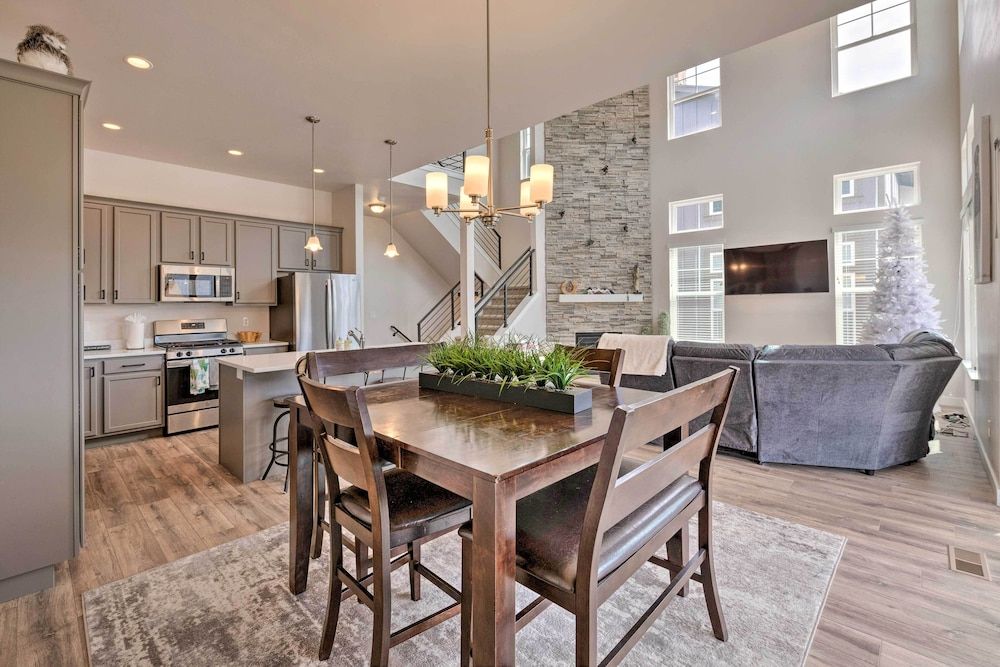 Inviting Hideout Escape w/ Mtn & Lake Views!