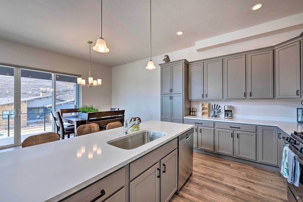 Inviting Hideout Escape w/ Mtn & Lake Views!
