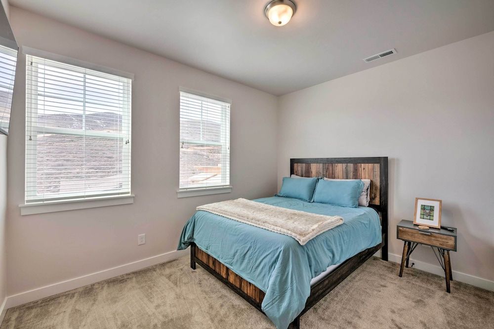 Inviting Hideout Escape w/ Mtn & Lake Views!