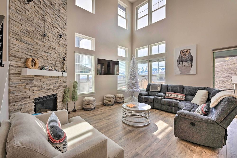 Inviting Hideout Escape w/ Mtn & Lake Views!