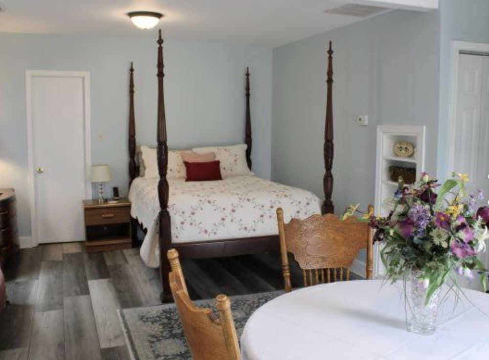 The Virginia Cliffe Inn Signature Studio Suite, 1 Bedroom, Non Smoking, Kitchenette
