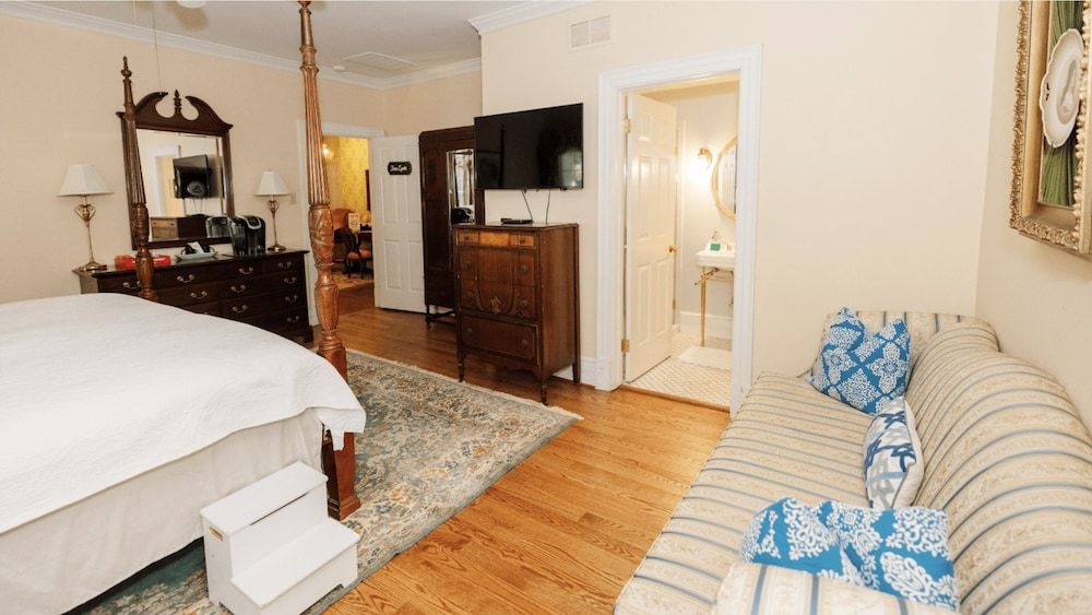 The Virginia Cliffe Inn Basic Room, 1 King Bed (Karen Lynette)