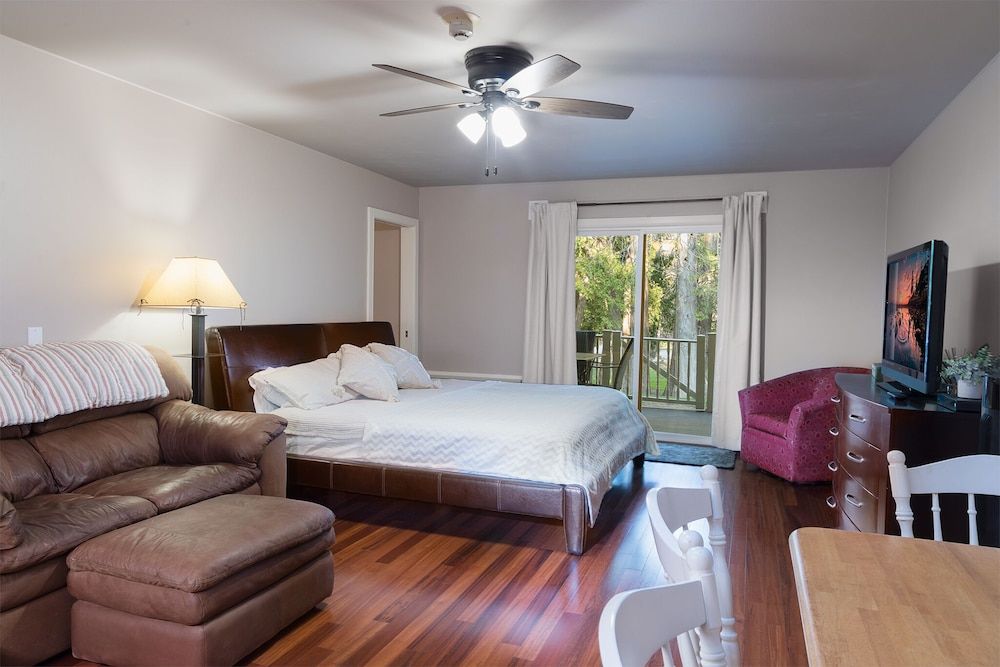 Deluxe Condo, Courtyard View