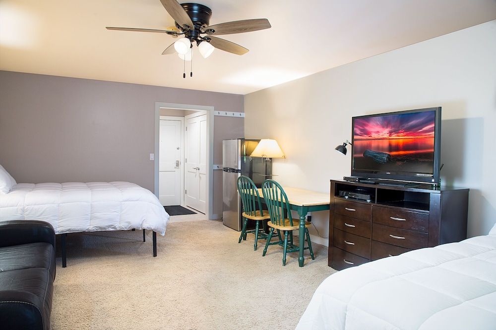 Deluxe Condo, Courtyard View