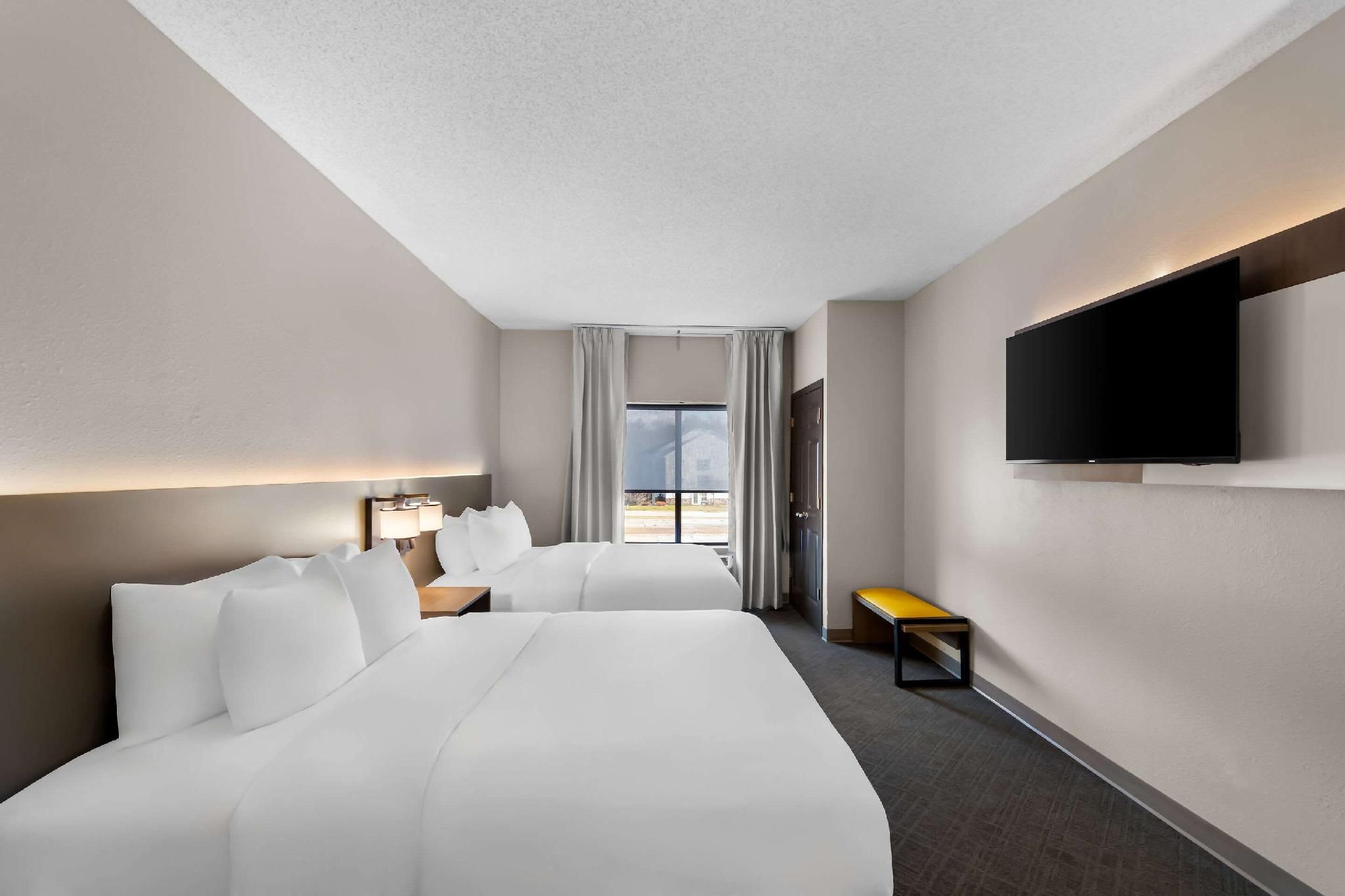 2 Queen Beds, Suite, Nonsmoking