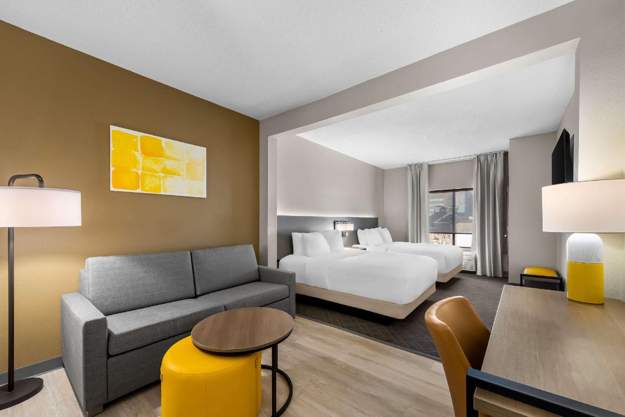 2 Queen Beds, Suite, Nonsmoking