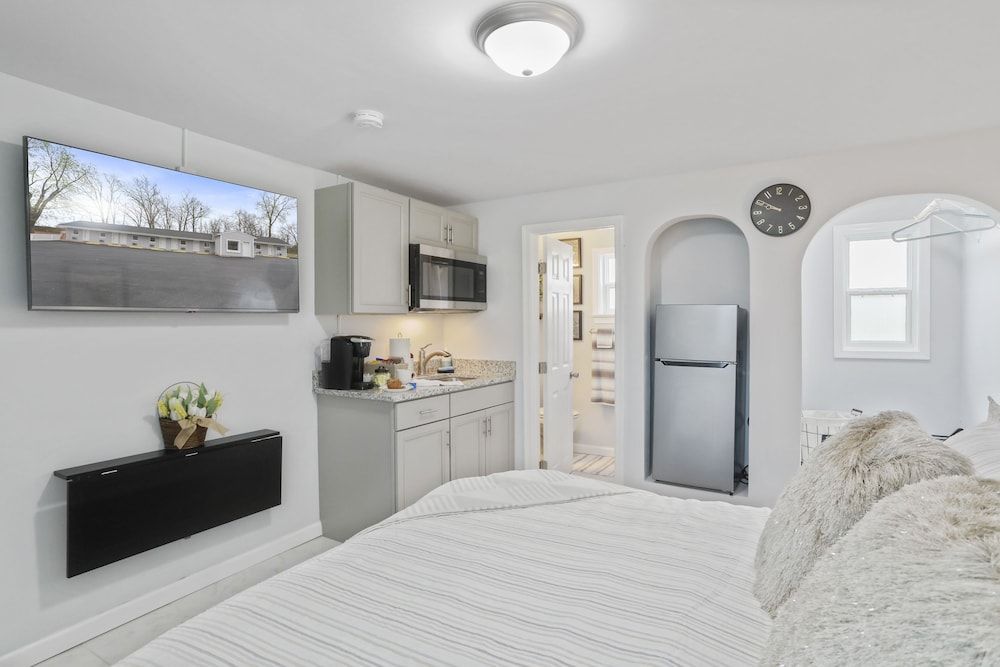 The Knolls Town & Country, 1 queen bed 9