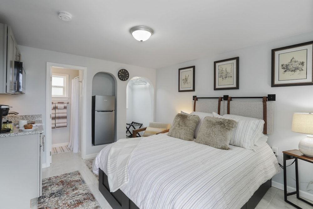 The Knolls Town & Country, 1 queen bed 2