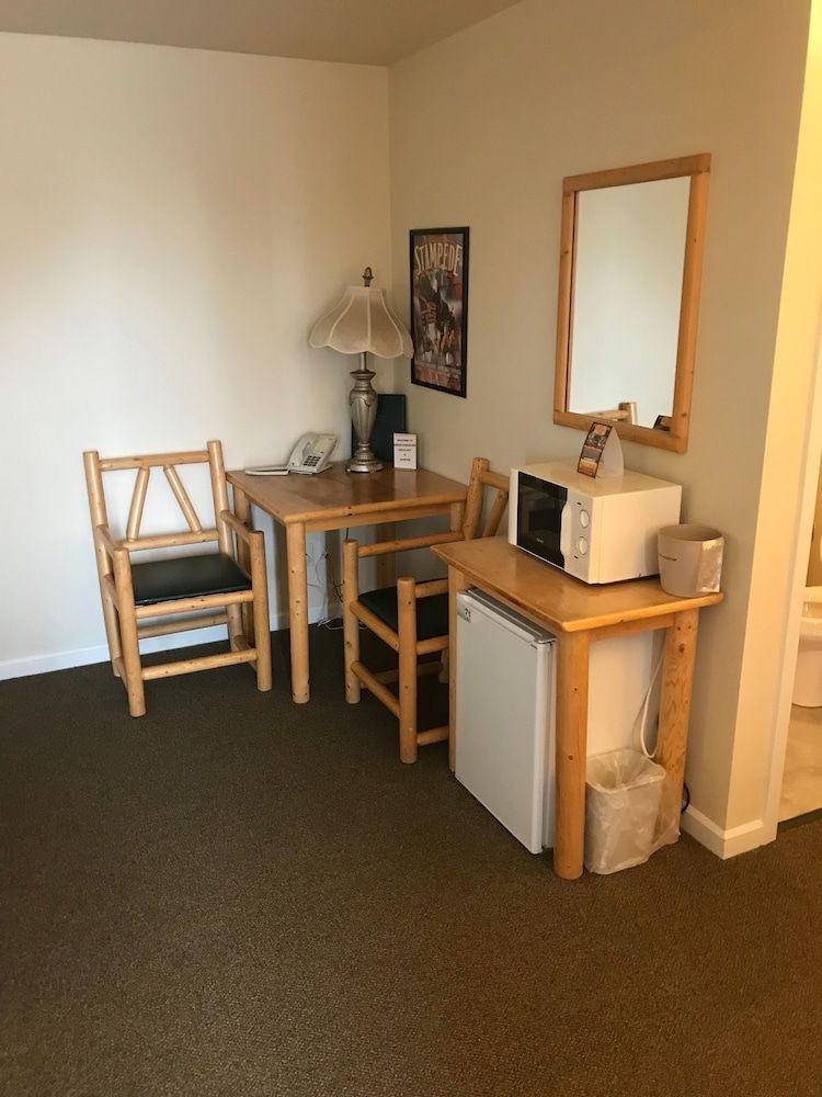 Basic Double Room, 2 Queen Beds, Non Smoking, Mountain View