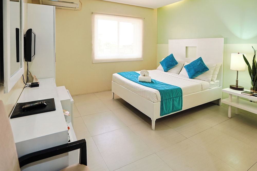 Holiday Suites Business District (Empire Suites Hotel)