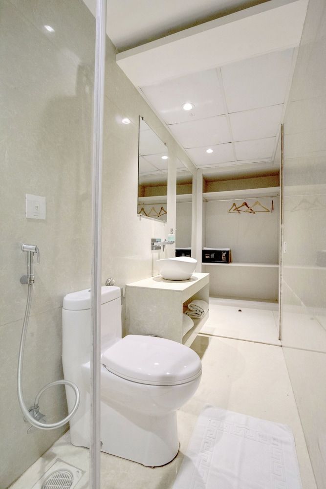 The Emerald Park Superior Room, 1 King Bed 5