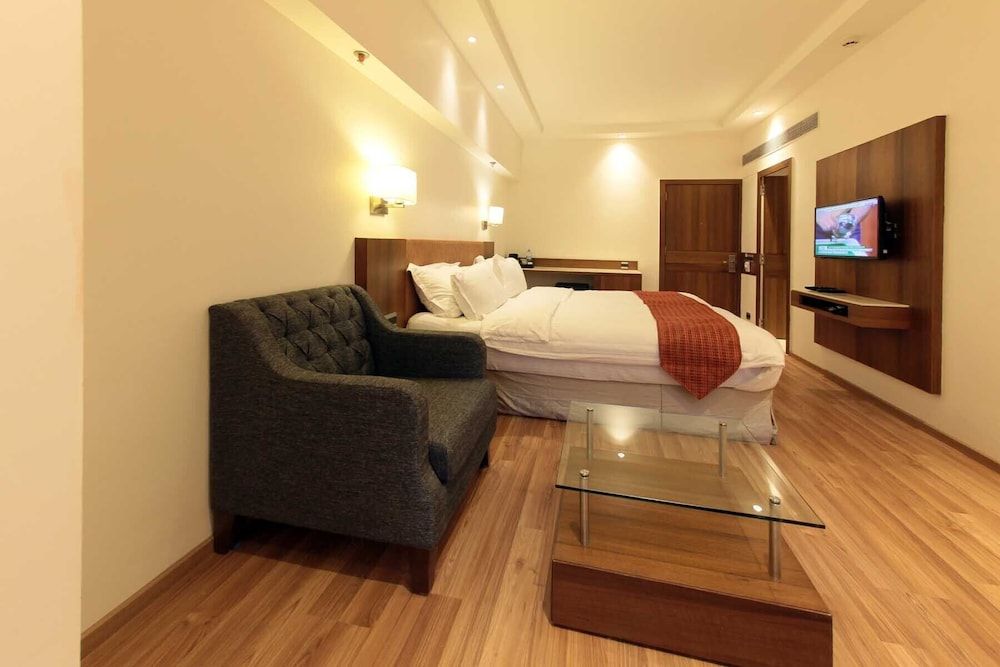 The Emerald Park Superior Room, 1 King Bed 3