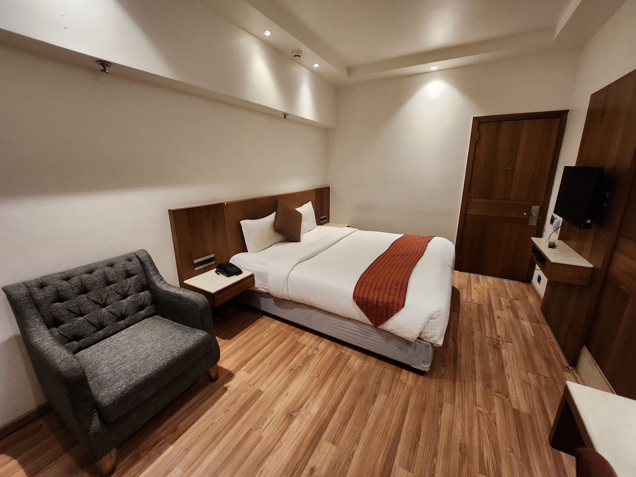 The Emerald Park Deluxe Room 3