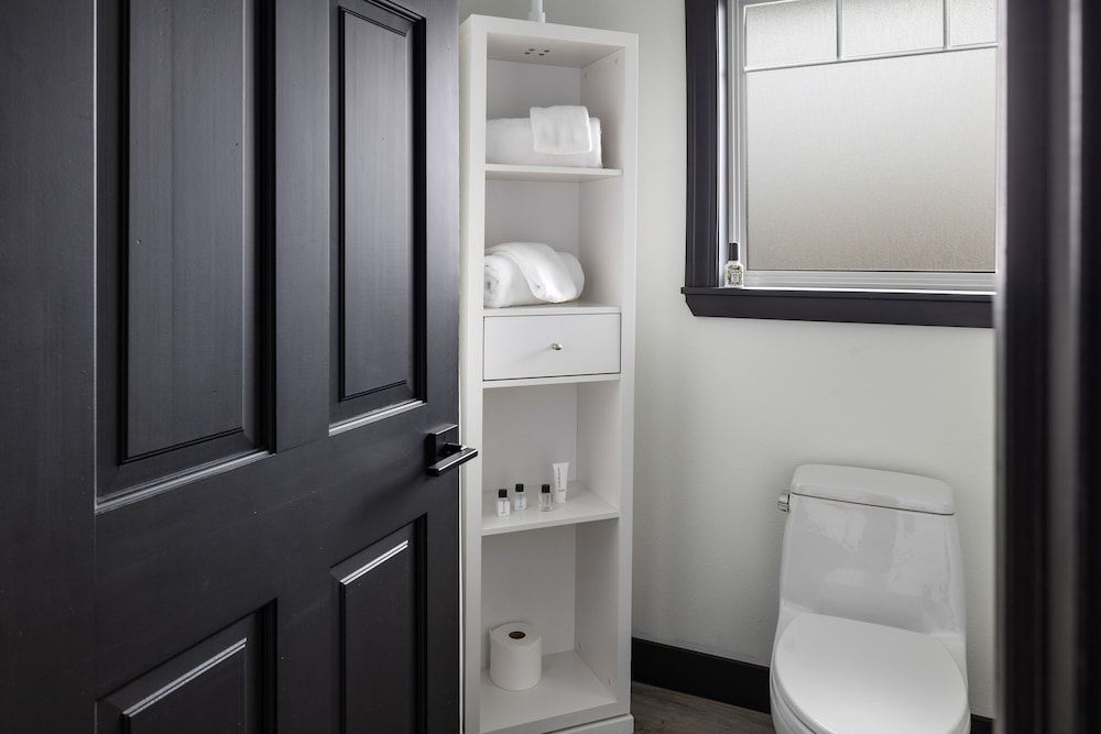 Icon Inn Comfort Room (Pet friendly by request) 4