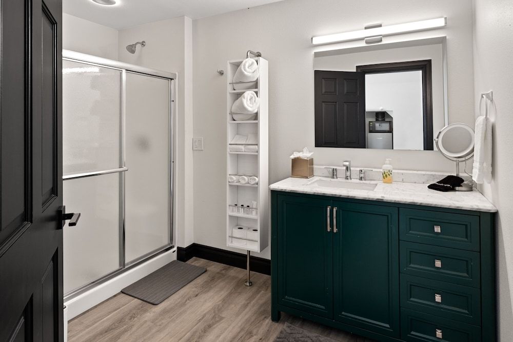 Icon Inn Signature Room (Not pet friendly) 2