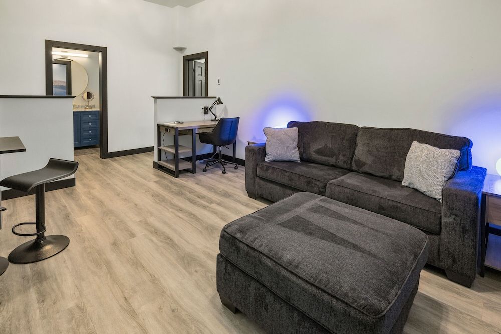 Icon Inn Comfort Suite (Not pet friendly) 4