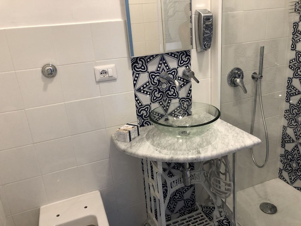 Pompei Window Standard Triple Room 5