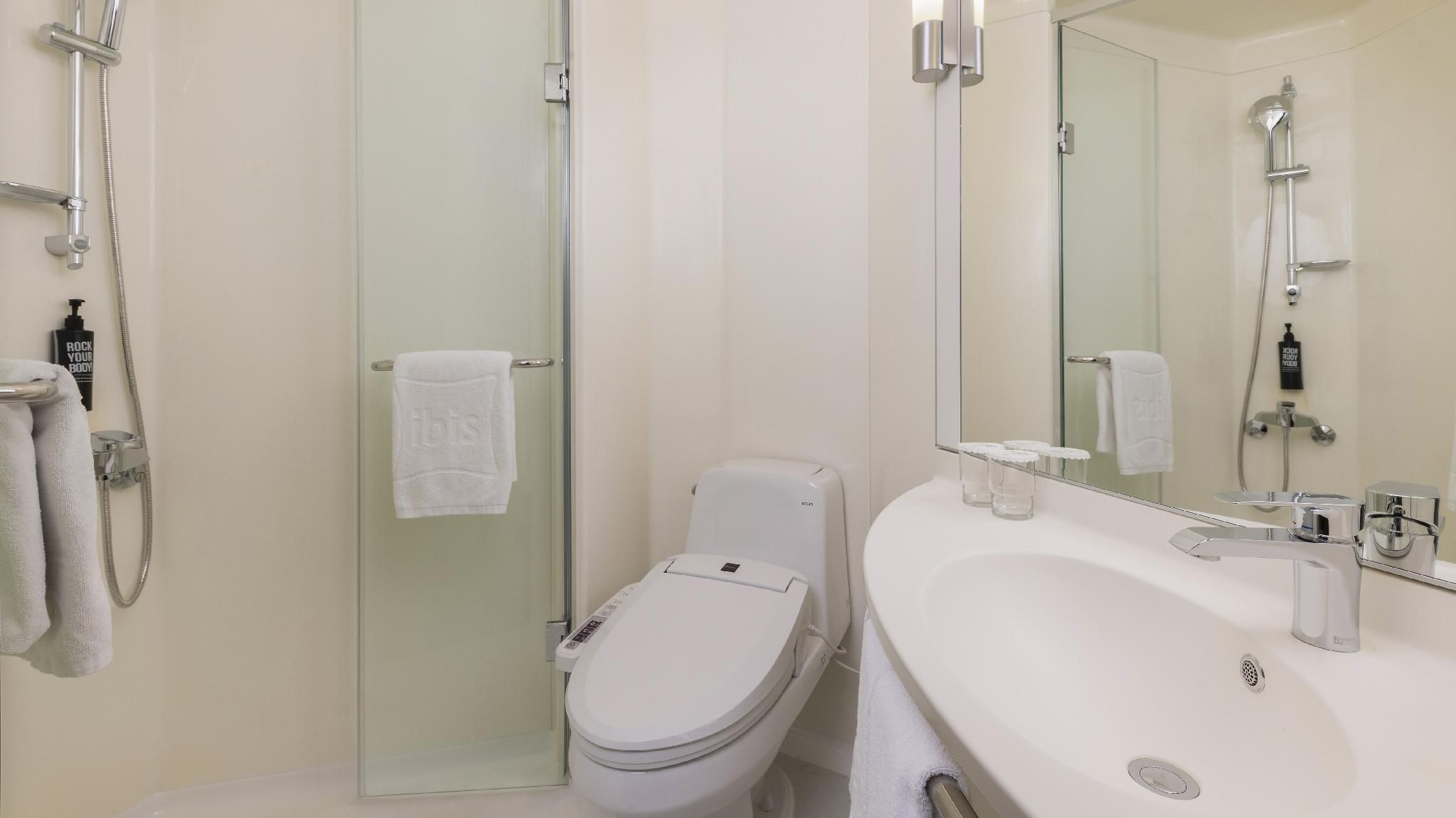 Premium Room, Ideal for Family & Friends, Recen tly Renovated - 1 Double Bed & 1 Single Bed