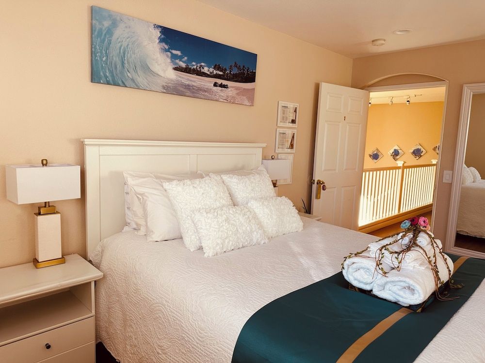 Balloons and Wine Private Deluxe Queen Room 11