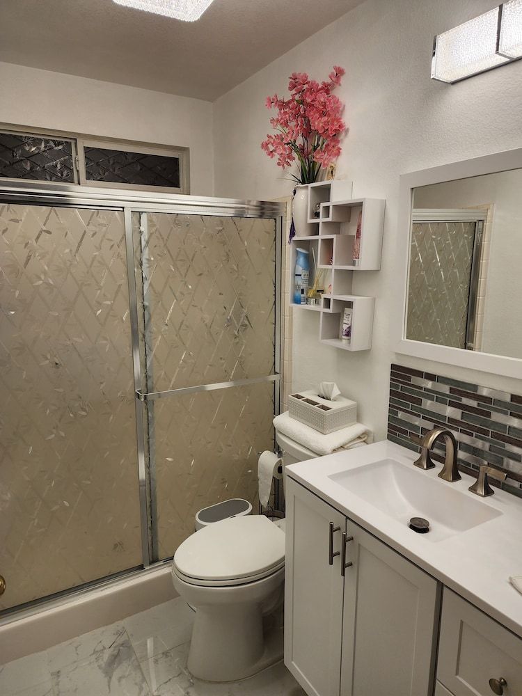 Balloons and Wine Private Queen Room 26