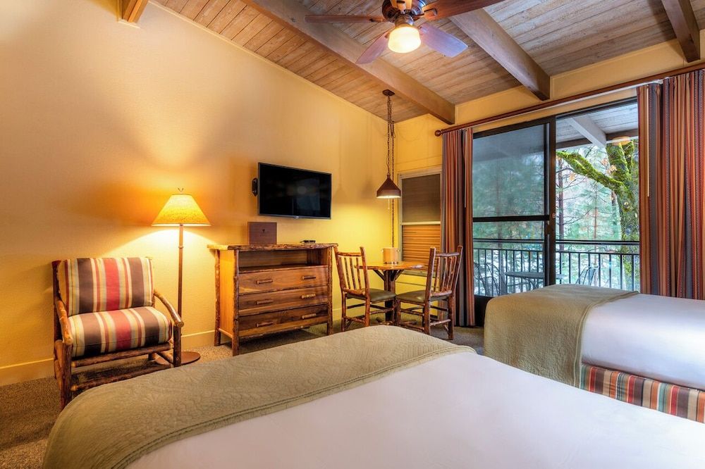 Yosemite Valley Lodge Classic Room, 2 Double Beds 3