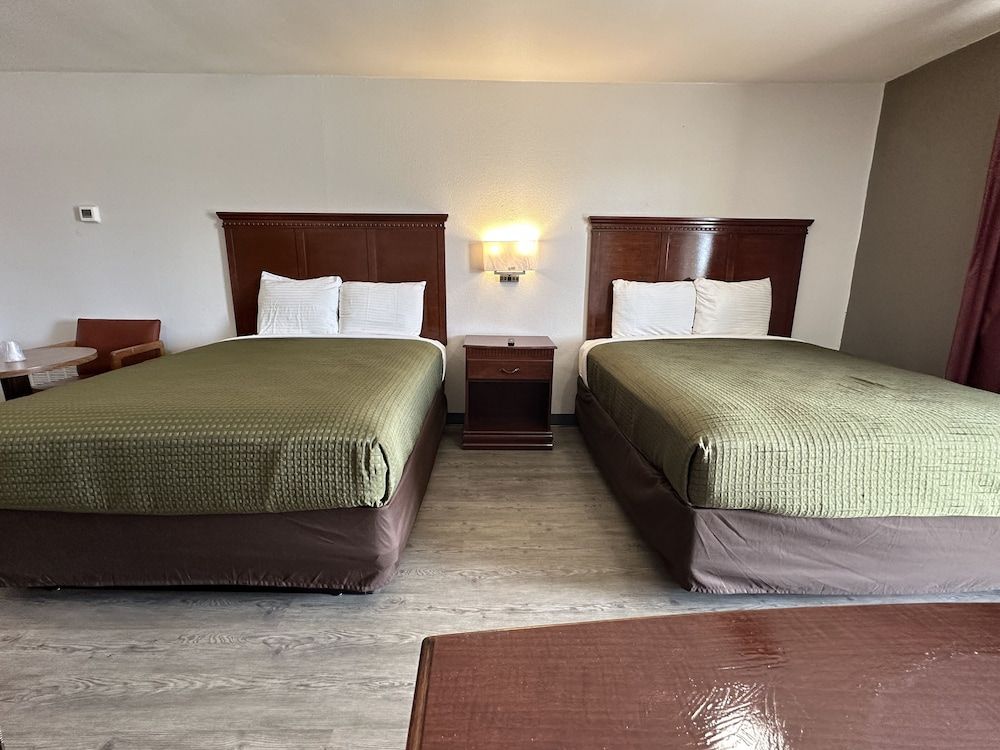Llano Motel Deluxe Room, 2 Queen Beds, Non Smoking, Kitchenette 3