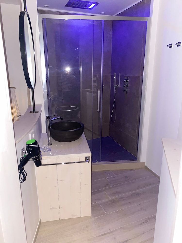 Home3 bed Deluxe Suite 16