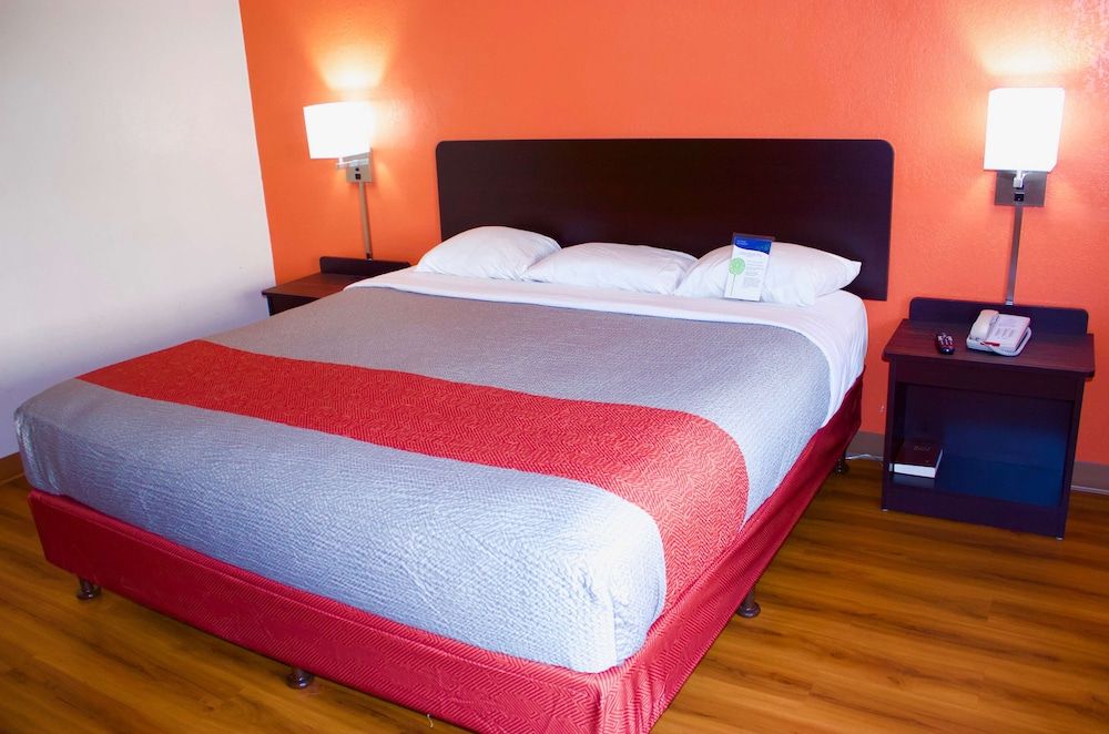 Motel 6 New Stanton, PA Deluxe Room, 1 King Bed, Non Smoking, Refrigerator & Microwave 9