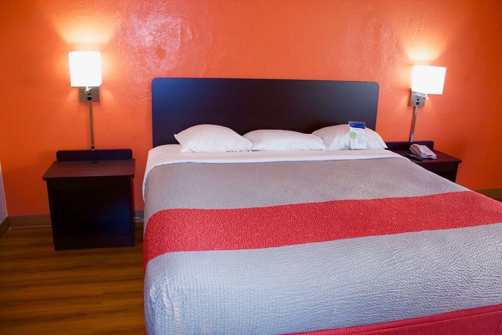 Motel 6 New Stanton, PA Deluxe Room, 1 King Bed, Non Smoking, Refrigerator & Microwave 7