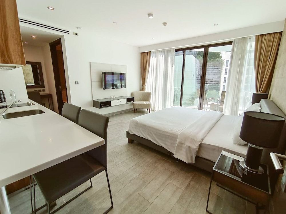 Absolute Twin Sands Resort & Spa Deluxe Studio, Pool View 7