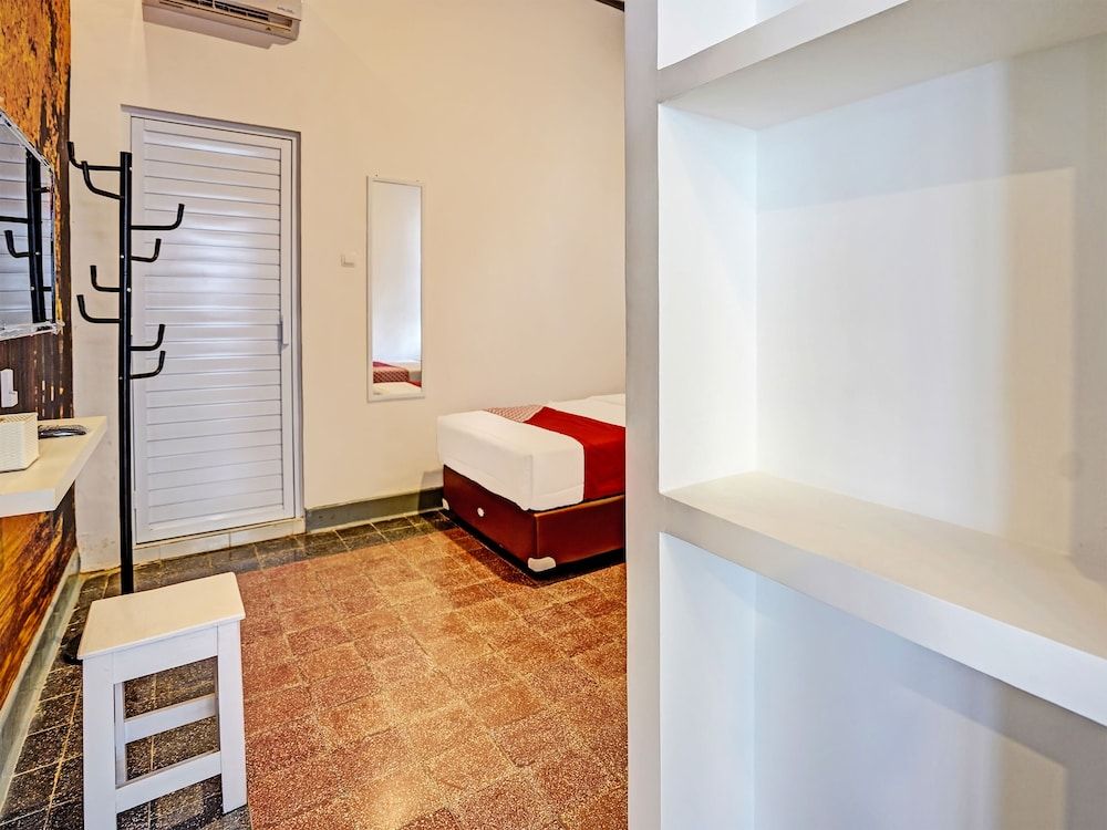 Super OYO 91618 Hotel Nawangwulan Deluxe Twin Room 2