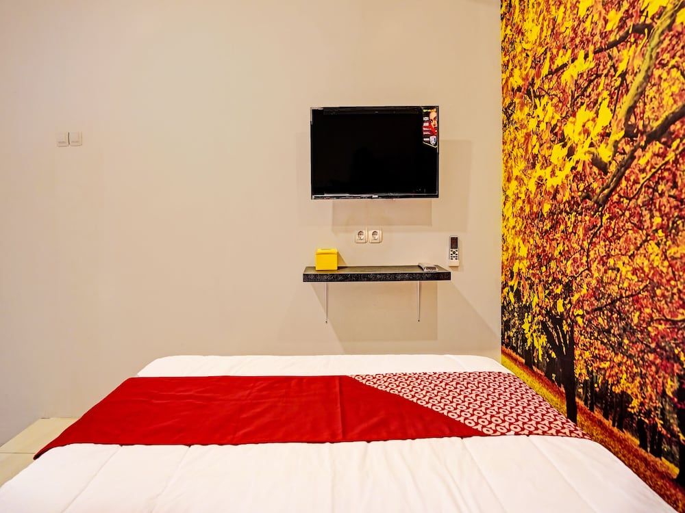Super OYO 91618 Hotel Nawangwulan Deluxe Double Room 8